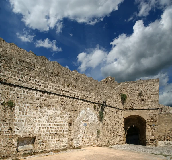 Middeleeuwse stadsmuren in Rhodos, Griekenland — Stockfoto