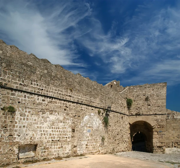 Medieval city walls in Rhodes town, Greece — Stock Photo, Image