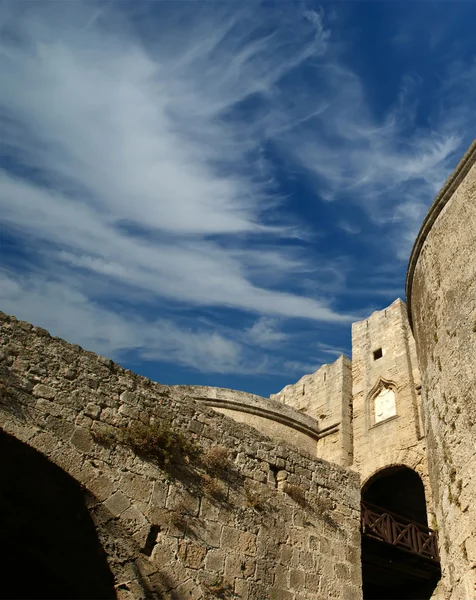 Middeleeuwse stadsmuren in Rhodos, Griekenland — Stockfoto