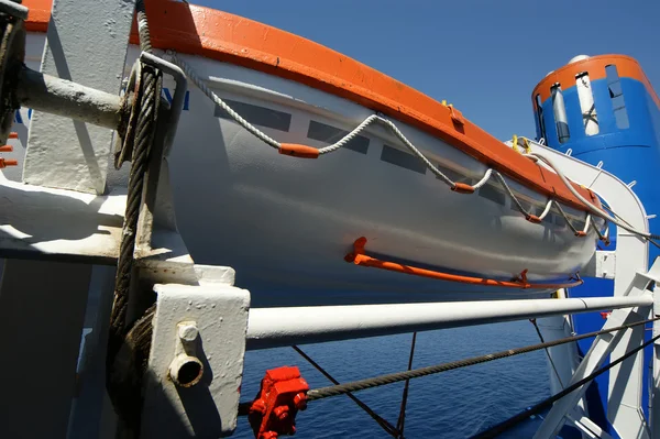 Barcos salva-vidas em um grande navio de passageiros — Fotografia de Stock