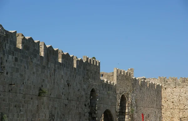 Middeleeuwse stadsmuren in Rhodos, Griekenland — Stockfoto