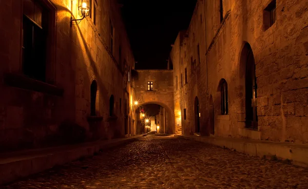Middeleeuwse avenue van de ridders bij nacht, rhodes citadel, Griekenland — Stockfoto