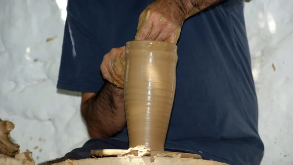 Artista dando forma a un jarrón en una rueda de cerámica — Foto de Stock