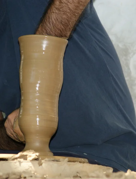 Művész alakít váza egy kerámia kerék — Stock Fotó
