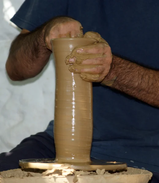 Artist shaping a vase on a pottery wheel — Stock Photo, Image