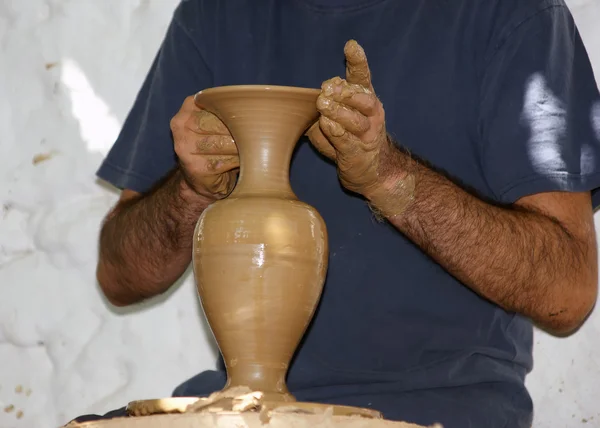 Artista moldando um vaso em uma roda de cerâmica — Fotografia de Stock