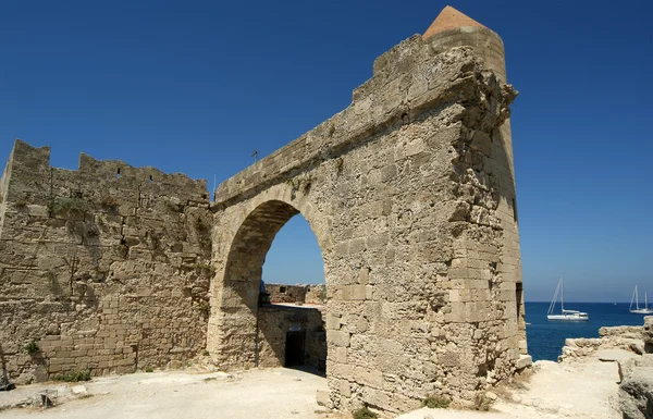 Středověké městské hradby v městě Rhodos, Řecko — Stock fotografie