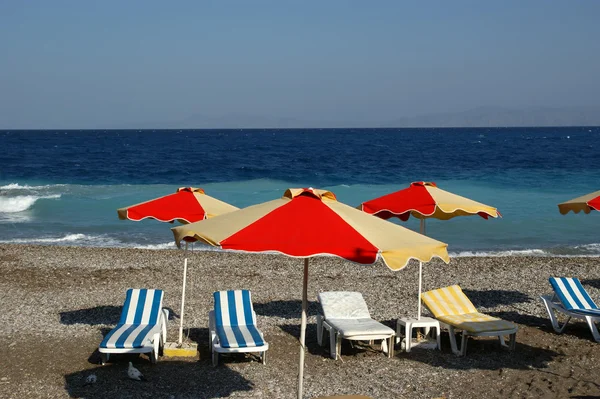 Зонтики на пляже — стоковое фото