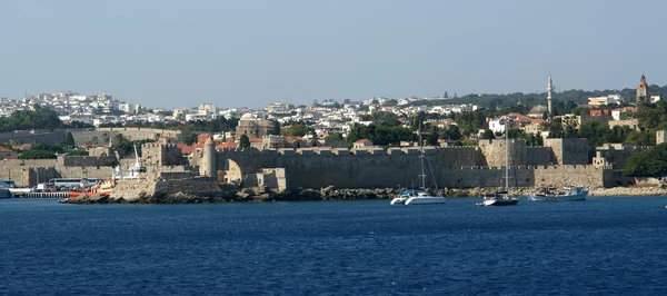 Weergave van de middeleeuwse stad Rhodos van de zee — Stockfoto