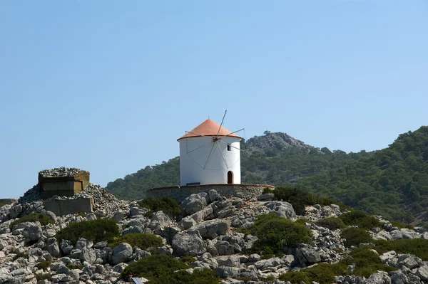 Ancien moulin à vent sur le rivage d'une des îles grecques — Photo