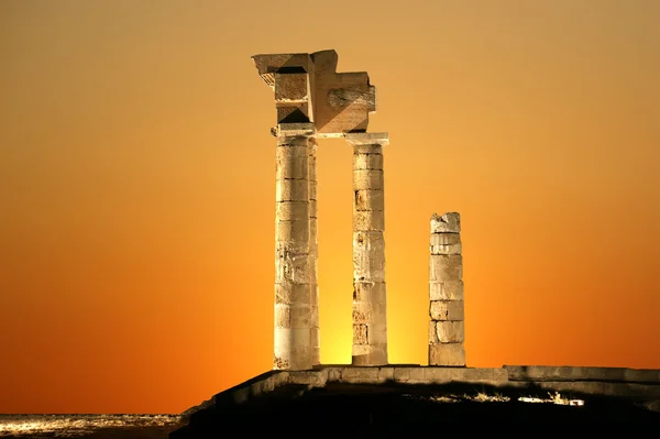 Templo de Apolo en la Acrópolis de Rodas en la noche, Grecia —  Fotos de Stock
