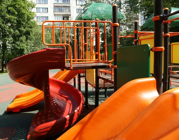 Parque infantil em um dia ensolarado de verão, Moscou, Rússia — Fotografia de Stock