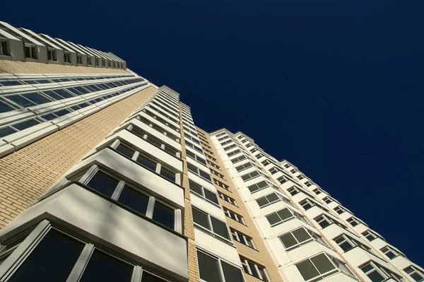 Edificio residencial moderno de gran altura — Foto de Stock