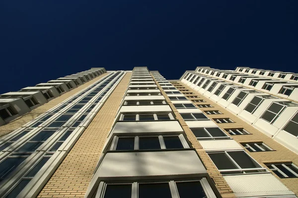 Edificio residencial moderno de gran altura — Foto de Stock