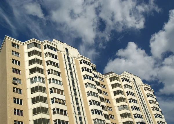 Edificio residencial moderno de gran altura — Foto de Stock