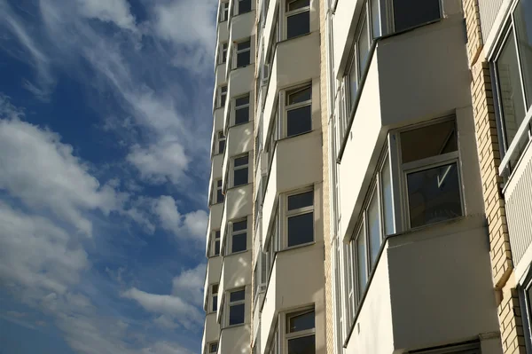 Edificio residencial moderno de gran altura — Foto de Stock