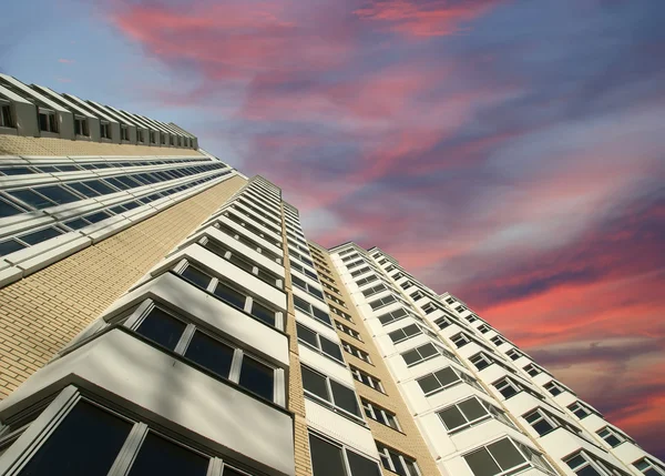 Edificio residencial moderno de gran altura — Foto de Stock