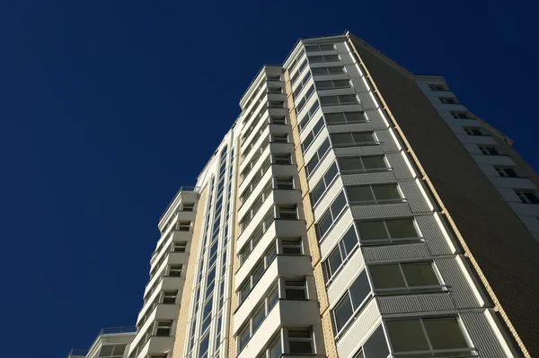 Edificio residencial moderno de gran altura — Foto de Stock