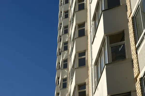 Edificio residencial moderno de gran altura — Foto de Stock