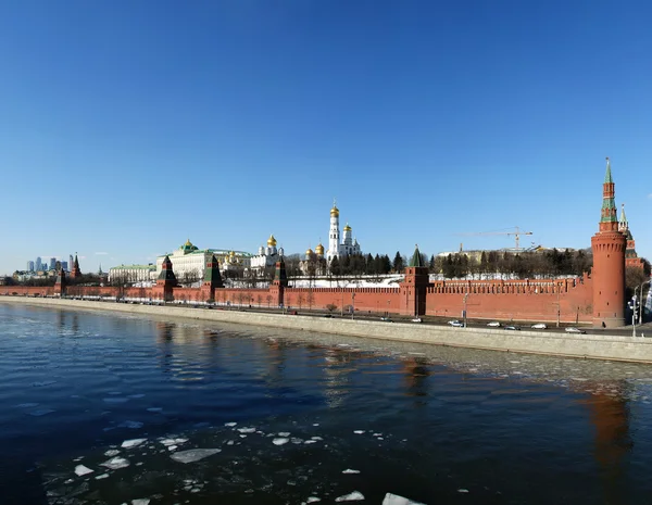 Московский Кремль в солнечный зимний день (панорама), Россия — стоковое фото