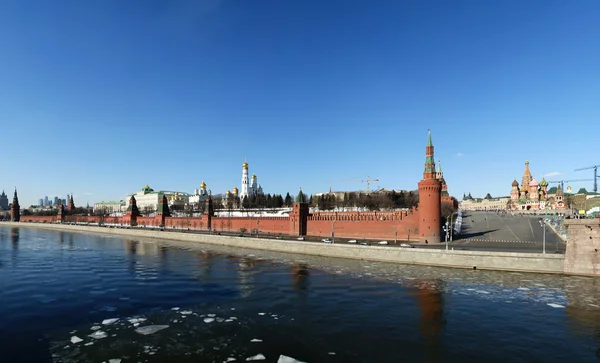 Kremlin van Moskou op een zonnige winterdag (panorama), Rusland — Stockfoto