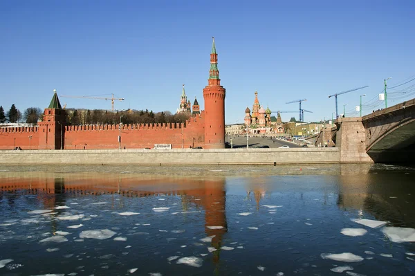 Московский Кремль в солнечный зимний день, Россия — стоковое фото