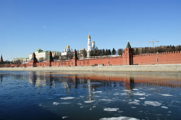 Kremlin van Moskou op een zonnige winterdag, Rusland — Stockfoto