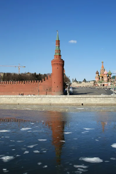 Moskova kremlin güneşli kış gününde, Rusya Federasyonu — Stok fotoğraf