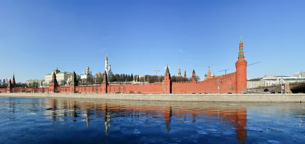 Московский Кремль в солнечный зимний день (панорама), Россия — стоковое фото