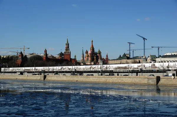 Kreml moskiewski na słoneczny zimowy dzień, Federacja Rosyjska — Zdjęcie stockowe