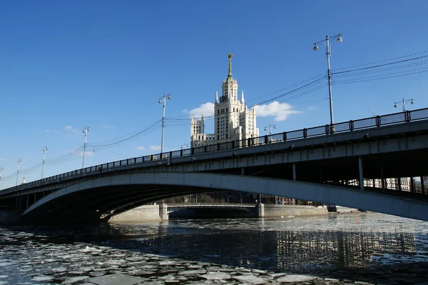 Bolschoi-Ustinski-Brücke in Moskau, Russland — Stockfoto