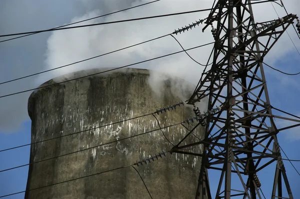 Elektrické pylonu a trubky z uhelné elektrárny — Stock fotografie