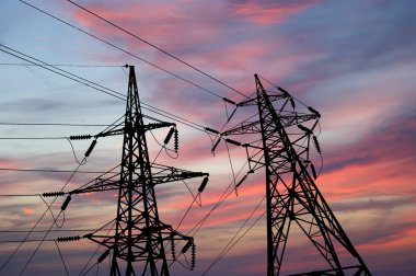 elektrik direkleri ve çizgi