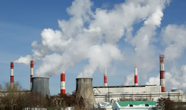 Труби вугільної електростанції — стокове фото