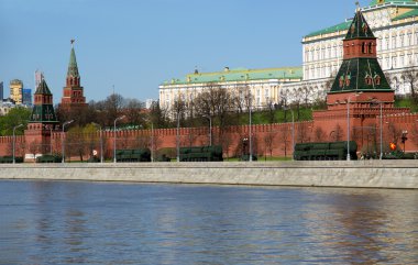 Rus silah. kremlin yakınındaki askeri geçit töreni provası