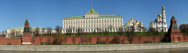 Moskauer kreml an einem sonnigen tag (panorama), russland — Stockfoto