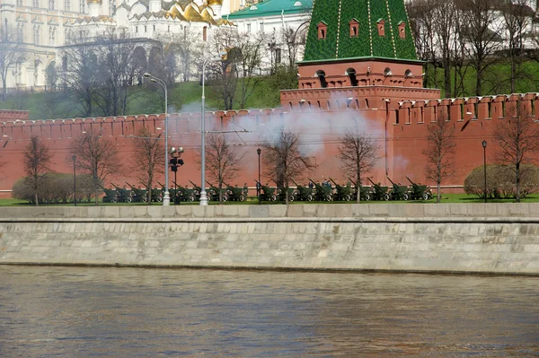 Vuurwerk. repetitie van militaire parade op Rode plein Moskou — Stockfoto