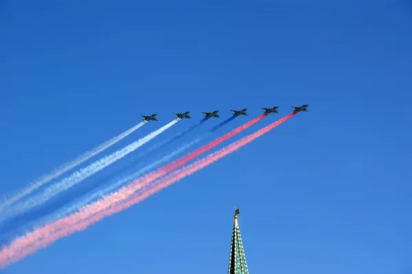 Rus askeri uçak oluşumunda kırmızı kare uçmak. — Stok fotoğraf