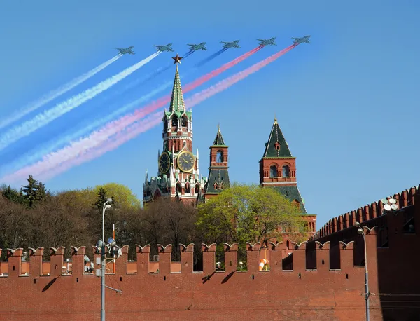 ロシアの軍用機の単位は赤い正方形形成で飛ぶ — ストック写真