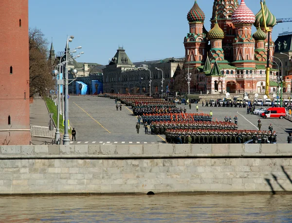 Repetitie van militaire parade op Rode plein Moskou, Rusland — Stockfoto