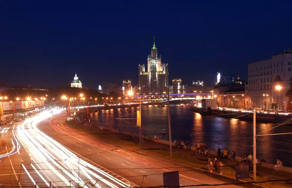 Kotelnicheskaya Dijk gebouw in de nacht, Moskou, Rusland — Stockfoto