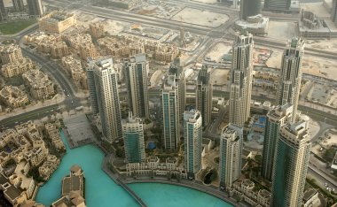 Dubai, Birleşik Arap Emirlikleri. Uluslararası Dubai Kongre ve Sergi Sarayı yükseklikten havadan görünümü