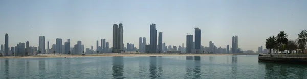 Nuevos edificios como rascacielos en Dubai, Emiratos Árabes Unidos — Foto de Stock