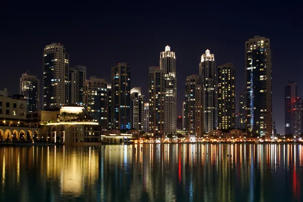 Skyline van de stad van dubai mall in de buurt van burj khalifa per nacht — Stockfoto
