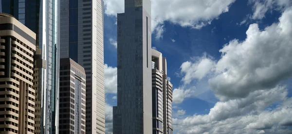 近代的な高層ビル、シェイク ザイード ロード、ドバイ、アラブ首長国連邦 — ストック写真