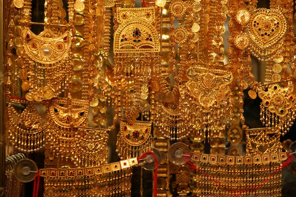 Guld smycken till salu i marknaden, deira, dubai — Stockfoto