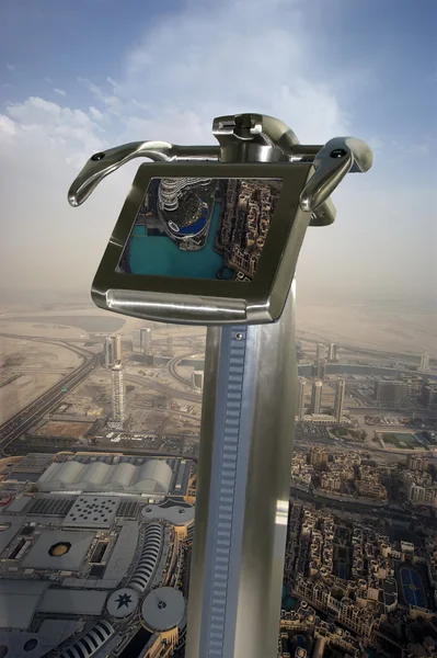 Távcső viewer és a légi felvétel a magasság, a burj khalifa. Dubai, Egyesült Arab Emírségek. — Stock Fotó