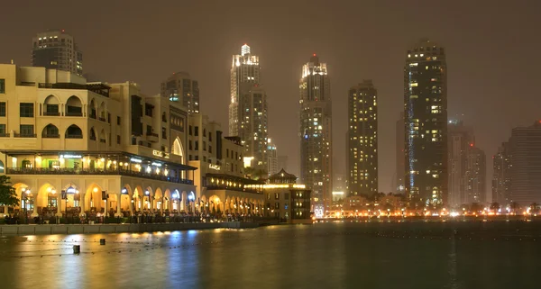 Skyline della città da Dubai Mall vicino a Burj Khalifa di notte, Dubai — Foto Stock