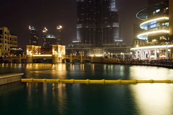 Şehir manzarası, gece, dubai Uluslararası Dubai Kongre ve Sergi Sarayı yakınında dubai alışveriş merkezi — Stok fotoğraf