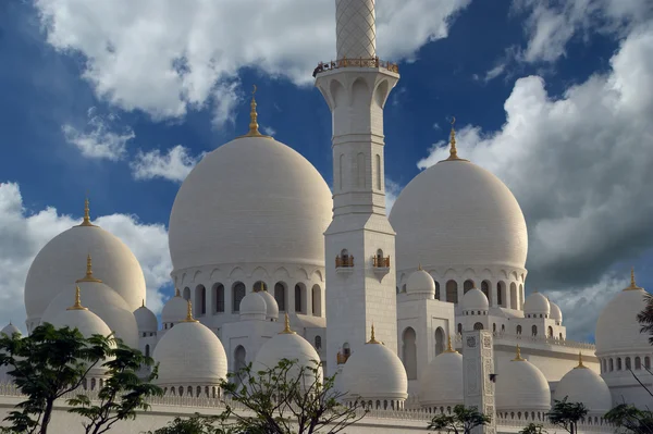 Белая мечеть Абу-Даби Шейха Заида в ОАЭ — стоковое фото